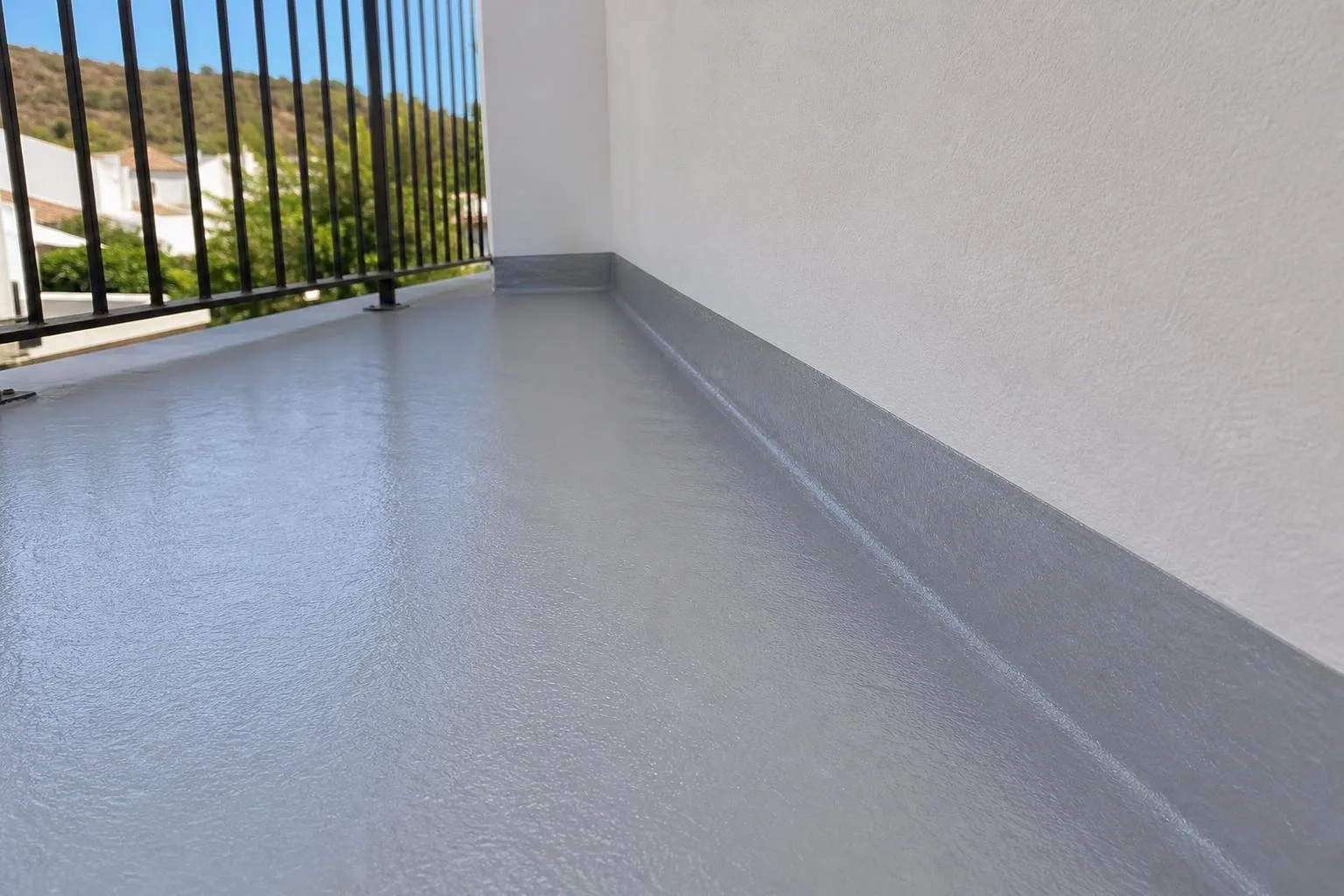 Detalle del encuentro de balcón impermeabilizado con la pared
