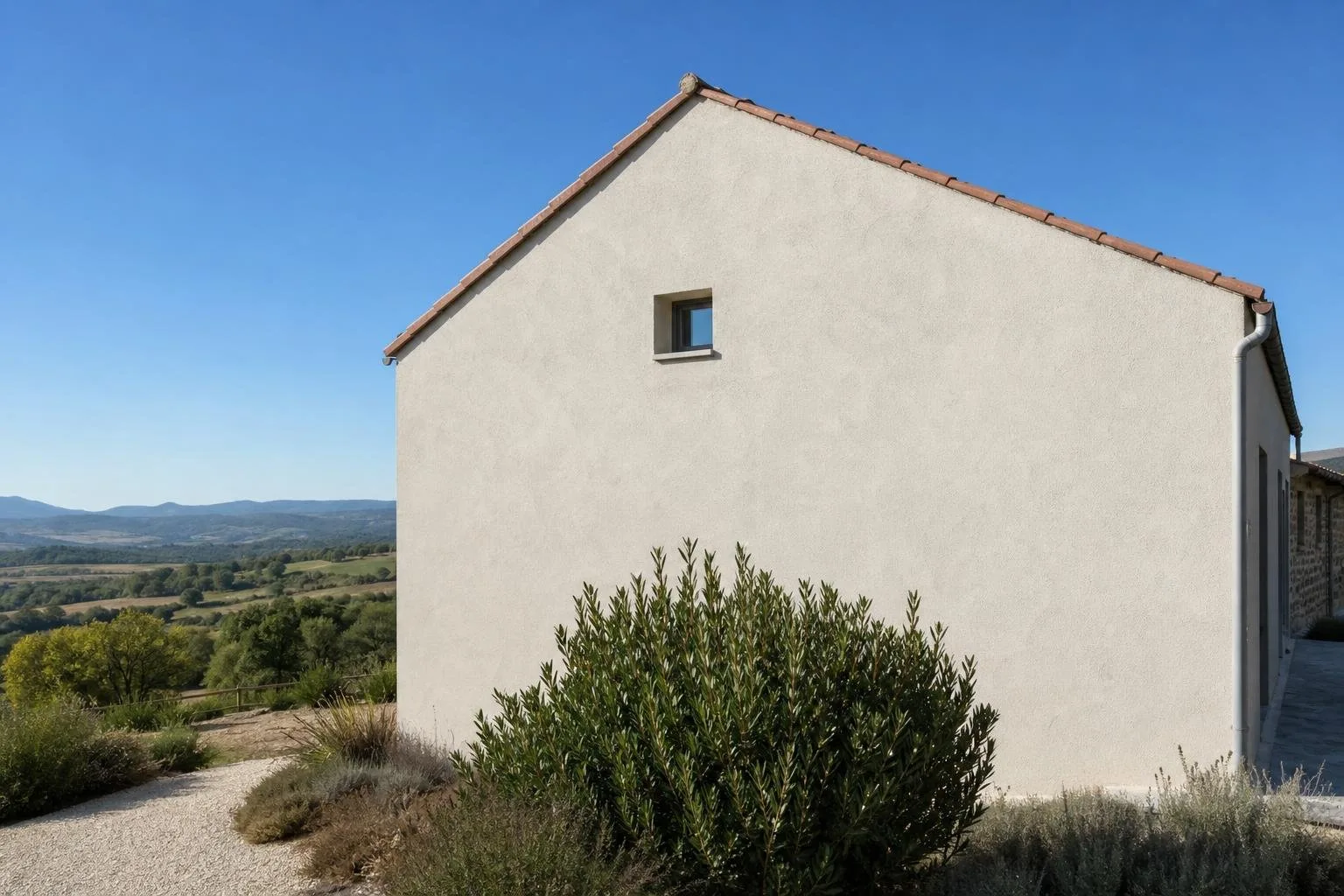 Pared lateral de masía aislada con acabado liso