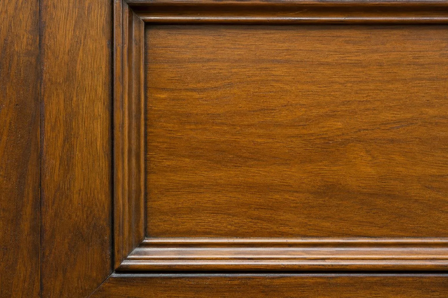 Detalle de la veta de una puerta de madera barnizada
